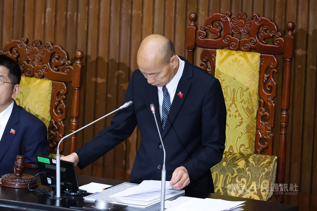 立法院會14日處理環境影響評估法修法，下午協商後進行表決，院長韓國瑜（圖）敲槌三讀通過。 圖：中央社