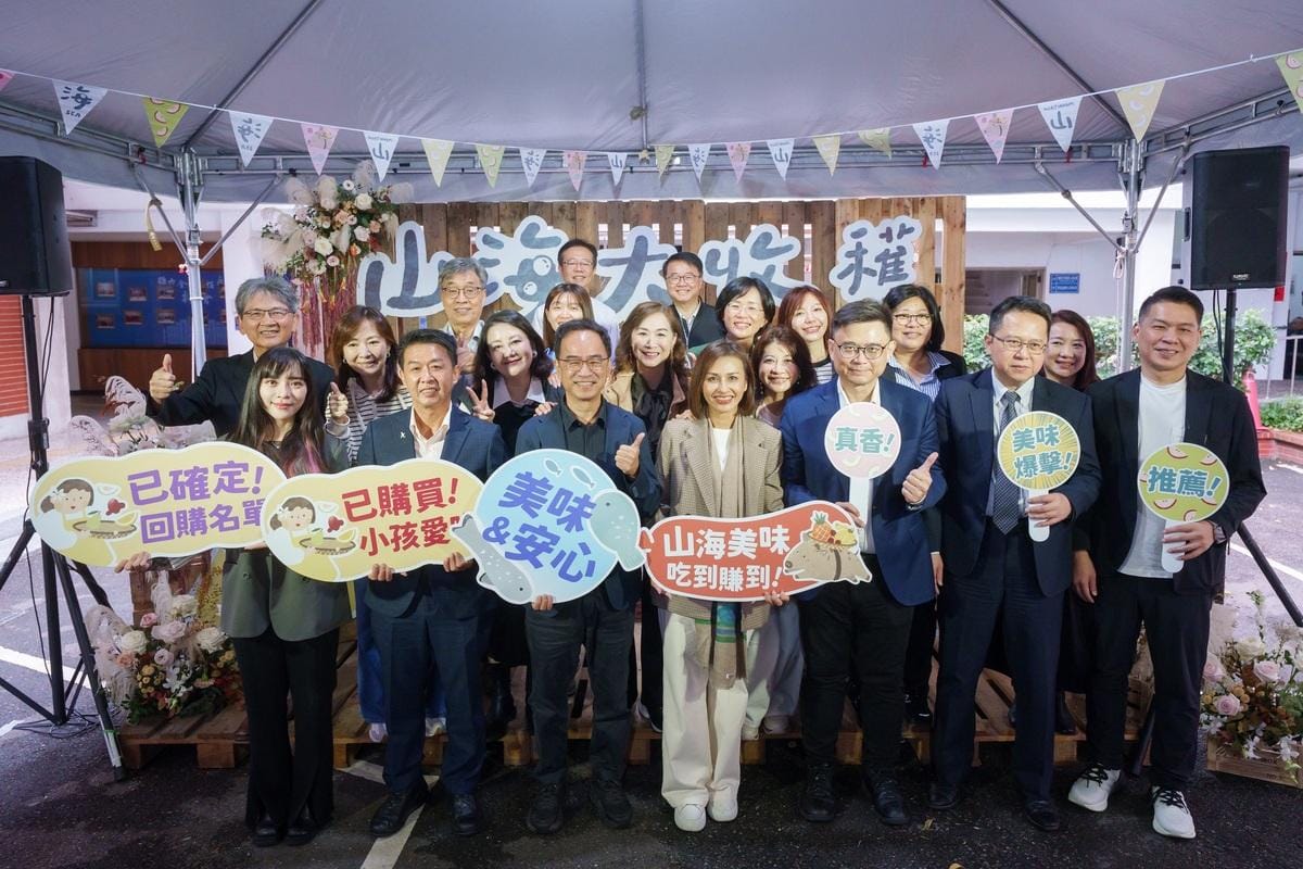 邱議瑩(前排中)在立法院舉辦「高雄農漁產盛典」。 圖：邱議瑩辦公室/提供