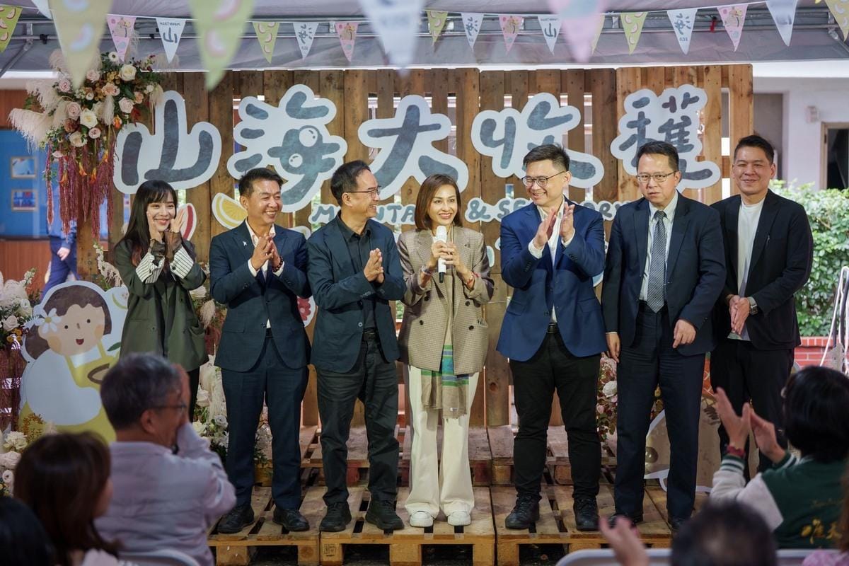 邱議瑩(中)一一細數各農漁會及商行的特色農漁產。 圖：邱議瑩辦公室/提供