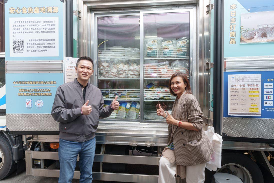 梓官區漁會行動門市冷鏈服務車由邱議瑩(右)協助向漁業署申請補助。 圖：邱議瑩辦公室/提供