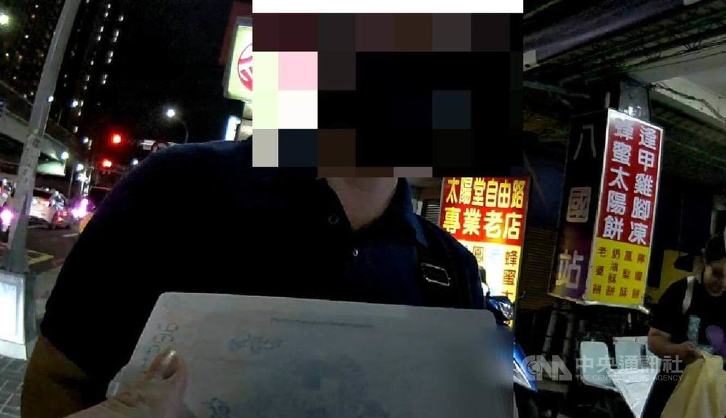 台中警方日前在1家便利商店外巡邏時，發現外籍陳姓男子（前）舉止怪異，盤查後發現他疑受詐騙集團指示來台提領不法資金，並在他身上查獲贓款新台幣3萬元等證物，依詐欺罪嫌送辦。（翻攝照片）中央社記者蘇木春傳真 114年11月15日