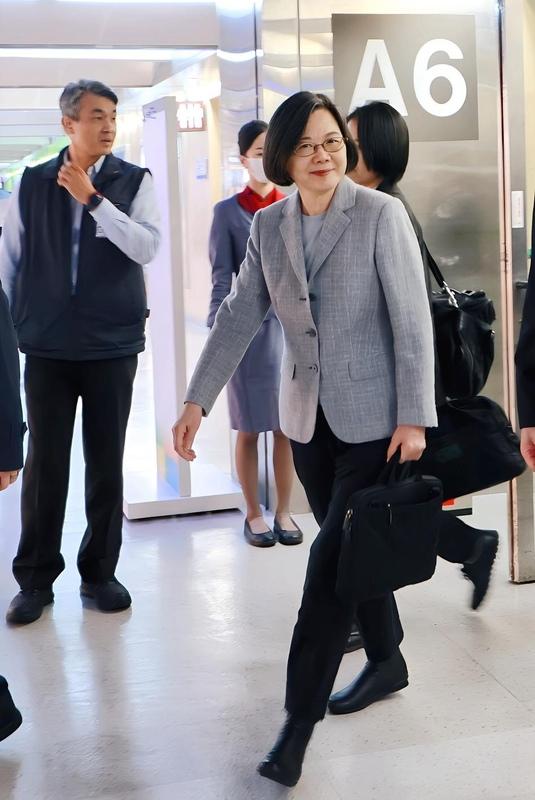 前總統蔡英文15日從歐洲飛抵國門 圖：蔡英文臉書
