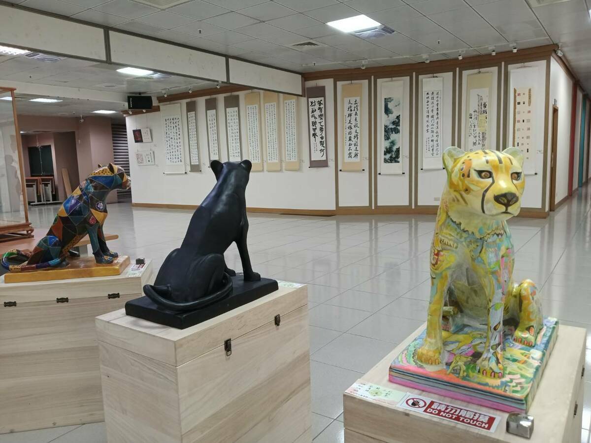 「金馬迎春—彰化企協40週年藝文聯展」，目前正於彰化市婦女學苑（華陽市場二樓）盛大展出。 圖：彰化企協/提供