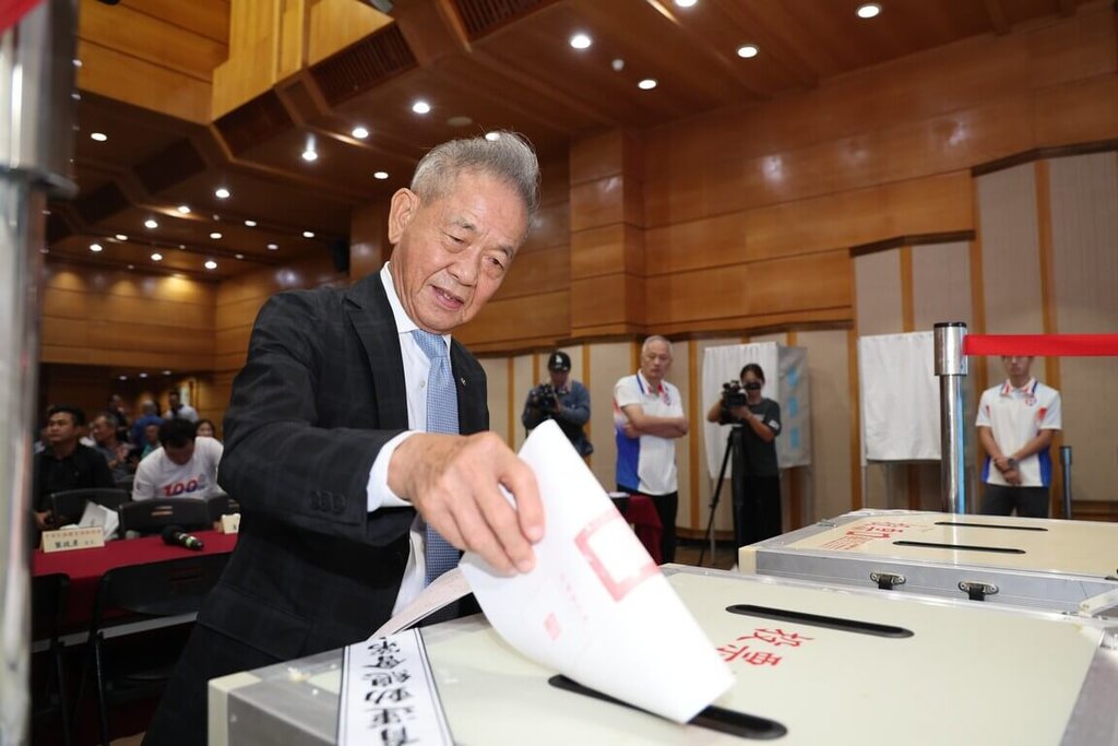 中華民國體育運動總會15日進行會長改選，深耕台灣體壇超過30年的葉政彥（前）高票獲得連任，他強調將延續總統賴清德的運動政策，與新成立的運動部全力配合、推展全民運動。（中華民國體育運動總會提供）中央社記者陳容琛傳真 114年11月15日