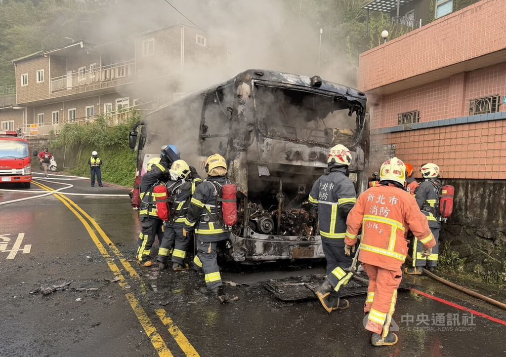 新北市瑞芳區汽車路一輛停放路邊的遊覽車15日下午不明原因起火，後端燒得焦黑只剩骨架，消防到場撲滅火勢，幸無人受傷受困。（翻攝畫面）中央社記者黃旭昇新北市傳真　114年11月15日