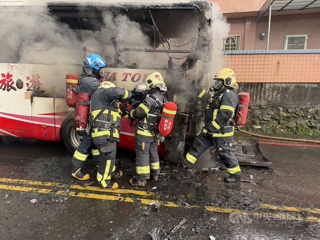 一輛遊覽車15日下午在新北市瑞芳區汽車路不明原因起火，起火點位於遊覽車尾部，消防到場搶救，濃濃黑煙不斷竄出。（翻攝畫面）中央社記者黃旭昇新北市傳真　114年11月15日