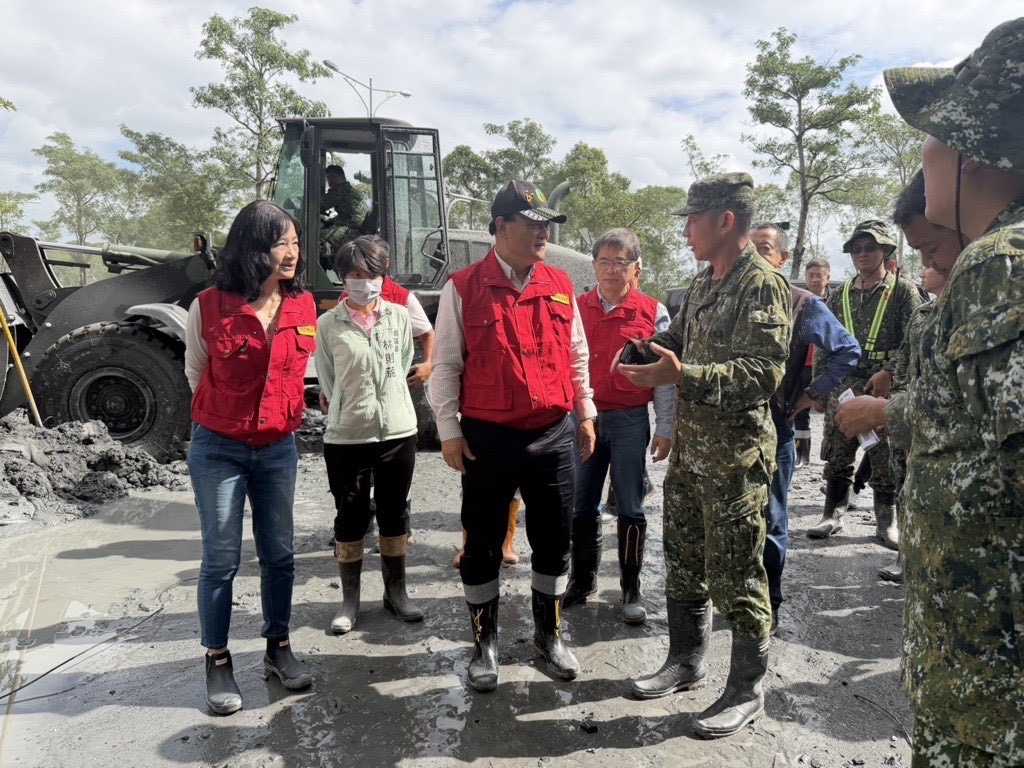 經濟部水利署林元鵬署長對於這次萬榮鄉明利村及臺九線道路溢淹，已規劃周全的方案。 圖：行政院/提供