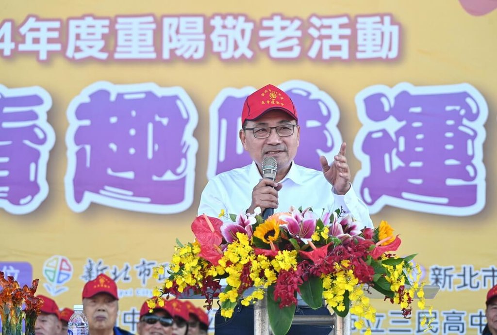 新北市長侯友宜（前）15日在中和區錦和運動公園，出席114年度新北市長青趣味運動大會，並登台致詞。 圖:新北市府新聞局提供
