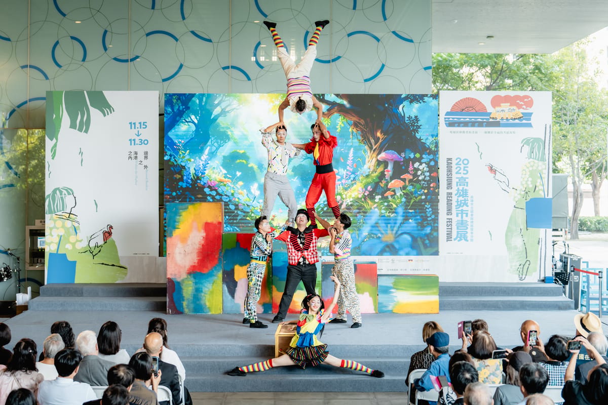 FOCASA馬戲團以震撼全場的動感特技炒熱2025高雄城市書展開幕式現場。 圖：高雄市立圖書館/提供
