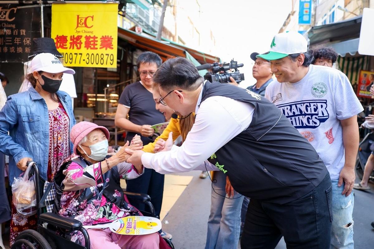 賴瑞隆(右二)偕藝人阿龐及梁佑南逛岡山文賢市場拜訪民眾。 圖：賴瑞隆辦公室/提供