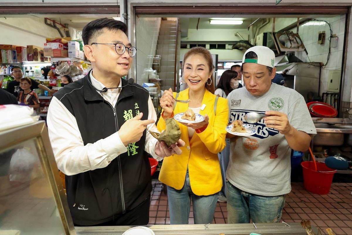 賴瑞隆(左)和阿龐(右)、梁佑南(中)邊吃肉粽邊暢談小時候的成長經驗。 圖：賴瑞隆辦公室/提供