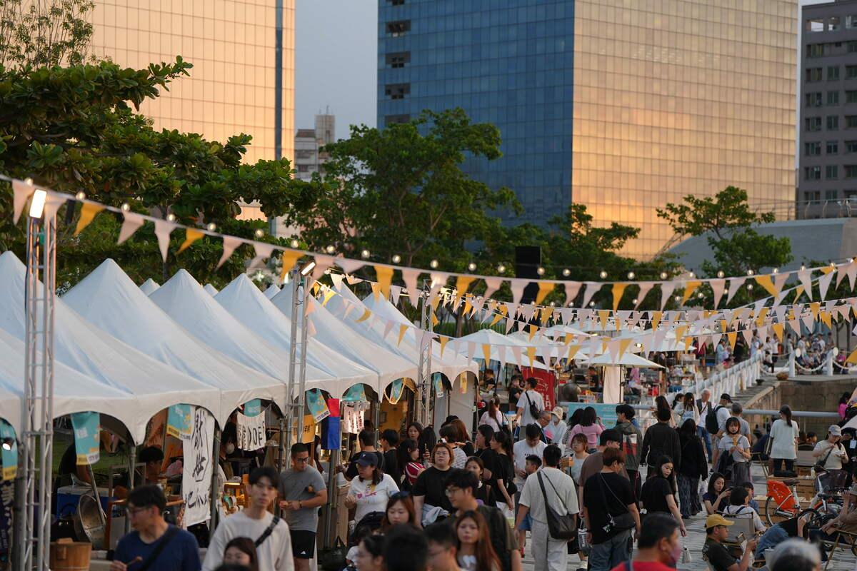 「城市嶼浪」開幕首日吸引逾萬人潮造訪同歡。 圖：高雄市青年局/提供
