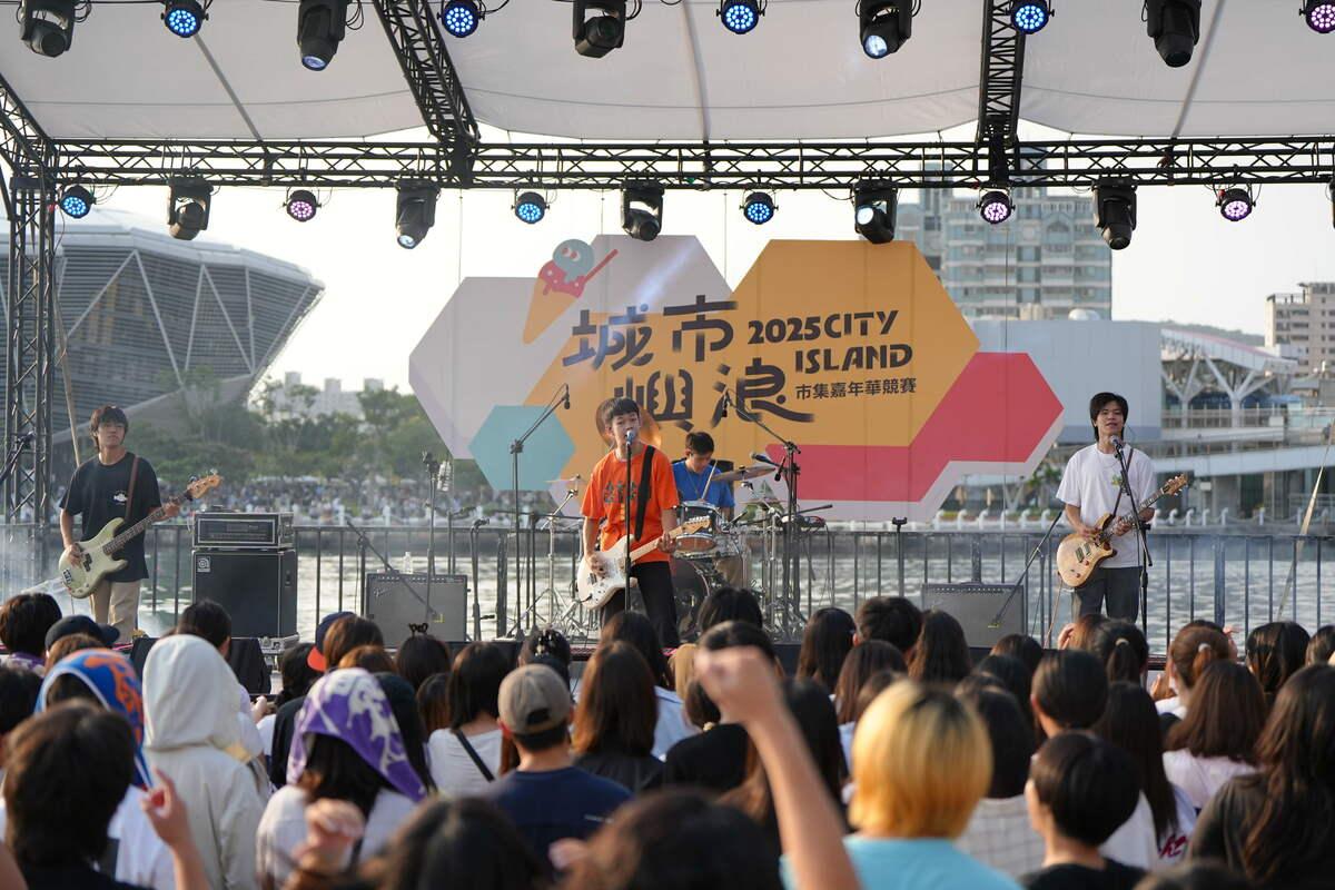 由青年局高速青春培育的人氣樂團「BUTTER RIOT」登台開唱，為市集增添熱鬧氣息。 圖：高雄市青年局/提供