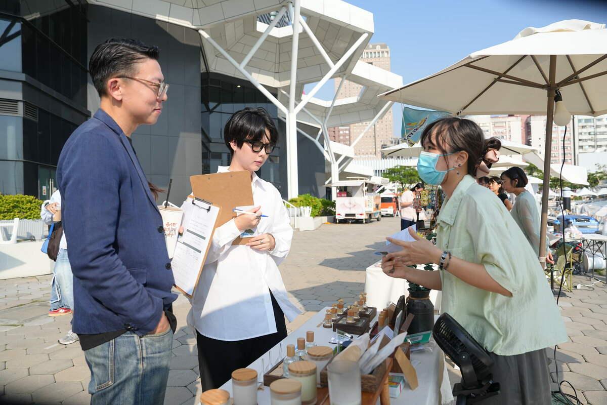 專業評審於活動開始前進行限定商品評分，肯定青創攤車的豐富創意與特色。 圖：高雄市青年局/提供