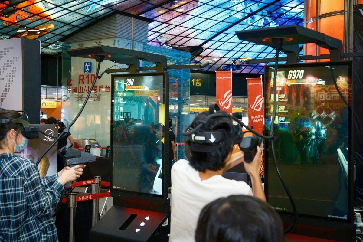 民眾感受VR射擊帶來的實境感。 圖：高雄市運發局/提供