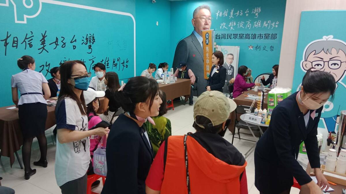 活動現場由專業團隊提供中醫諮詢與整復推拿，協助民眾放鬆身心、照顧健康。 圖：孫家銘攝