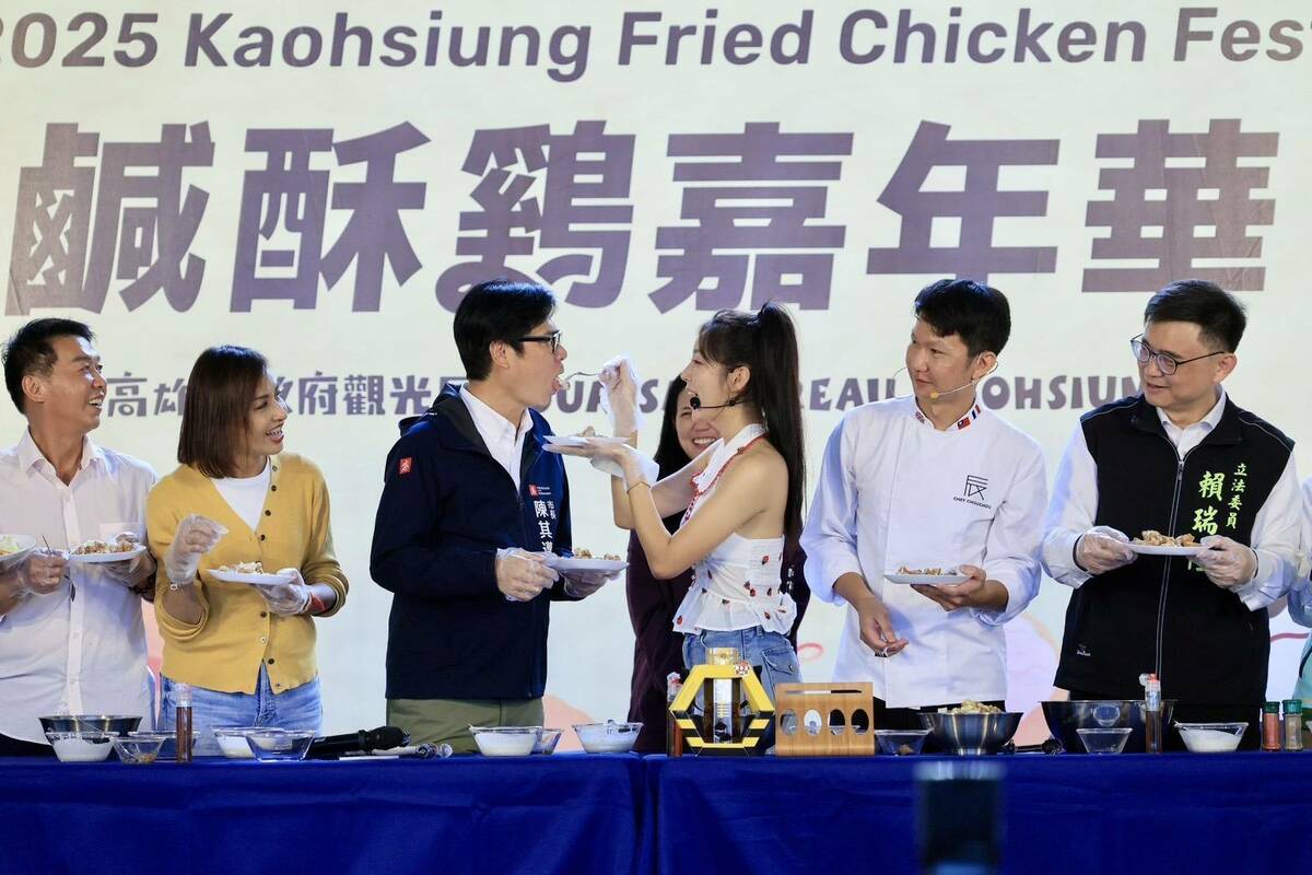 安芝儇(右三)在舞台上餵食陳其邁(左三)，羨煞現場眾多男性。 圖：高雄市觀光局/提供