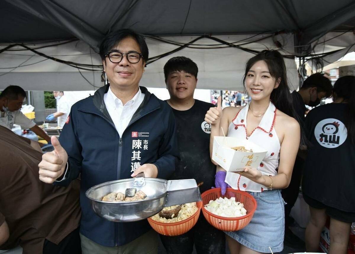 陳其邁(左)及安芝儇(右)大推台灣國民美食鹹酥雞。 圖：高雄市觀光局/提供