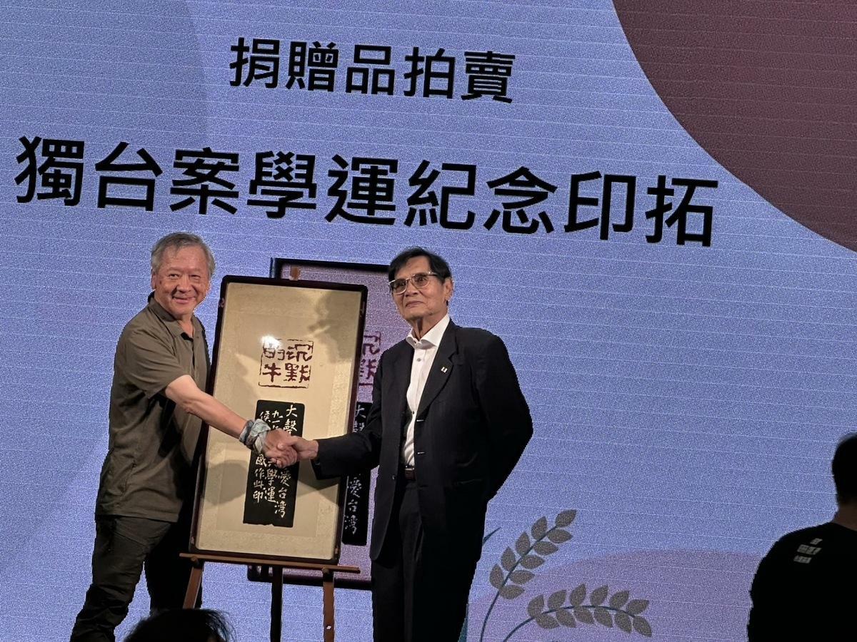 台獨聯盟主席陳南天（右）提供珍藏三十年的獨台會案學運紀念印拓。 圖：朱蒲青攝