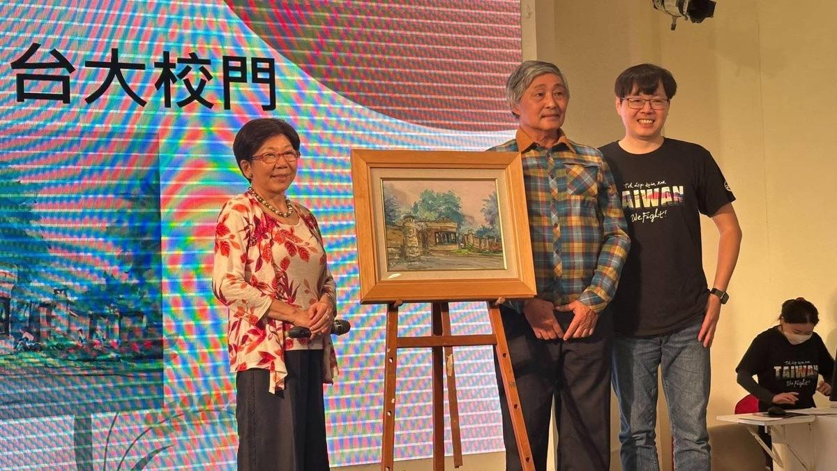 望春風文化藝術基金會董事長陳秀麗（左一），捐出珍藏的施並錫（右二）老師的畫作，（王興煥（右一）。 圖：台灣基進提供