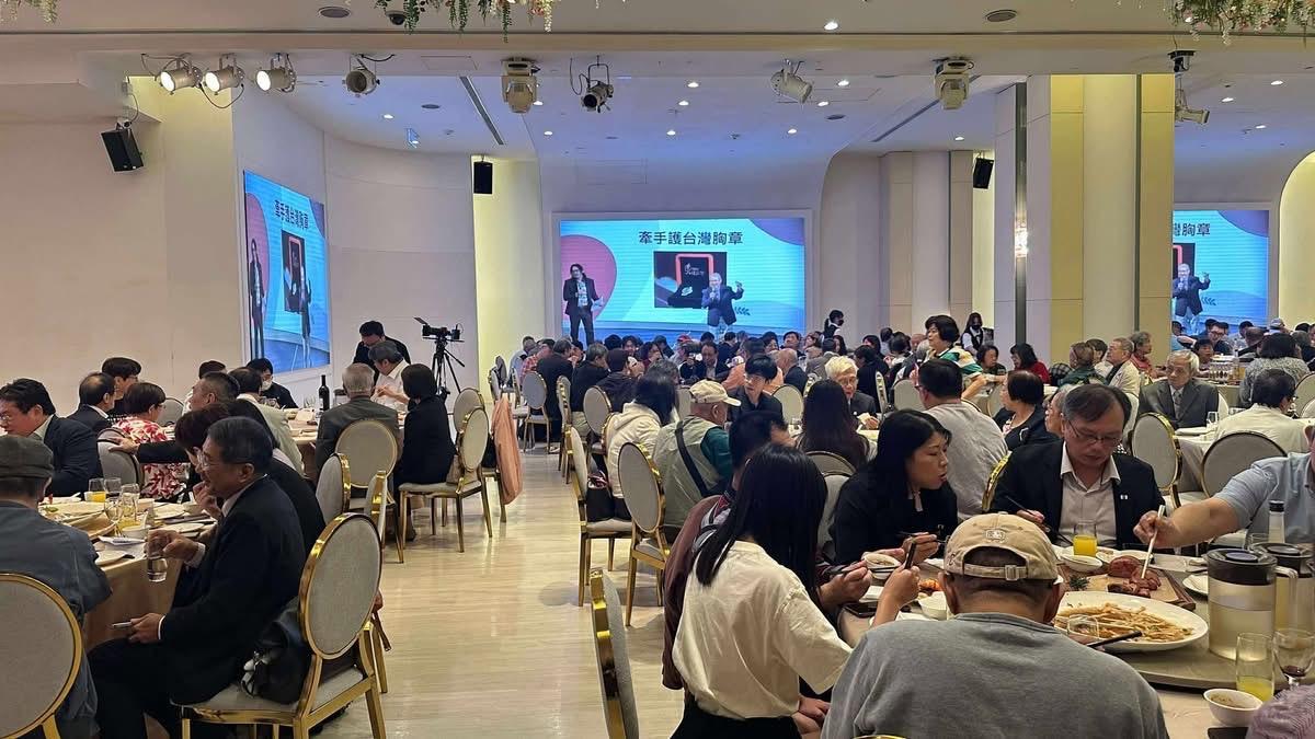 台灣基進15日舉辦募款餐會，台派人士熱情參與力挺，希望2026選舉開出勝利之花。 圖：台灣基進提供