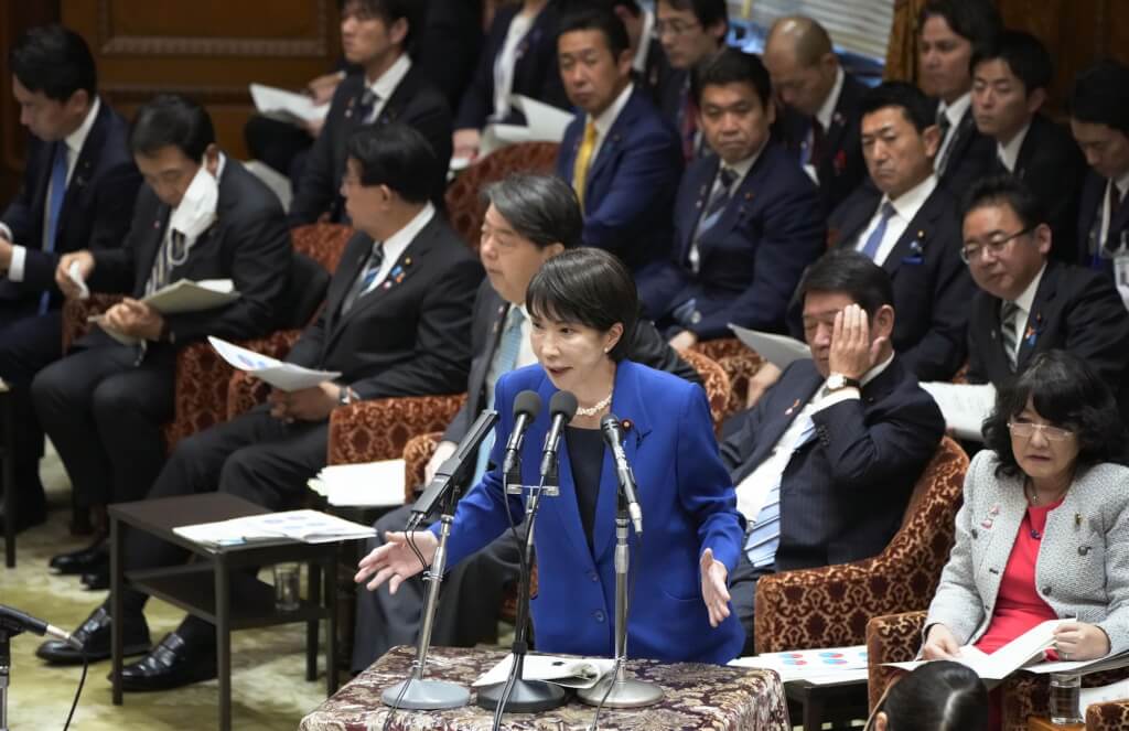 日本首相高市早苗（中）7日在眾議院接受質詢並指出，若台灣有事，可能會構成日本的「存亡危機事態」。（共同社）