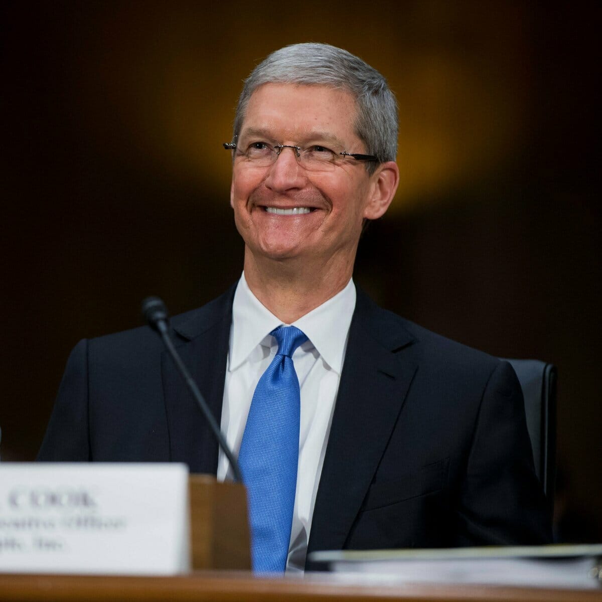 蘋果執行長庫克（Tim Cook）自 2005 年擔任 Nike 董事會成員以來，目前持有 105,000 股 Nike 股份，他時常穿其聯名款潮鞋出席蘋果發表會。 圖：翻攝自 X @pubity