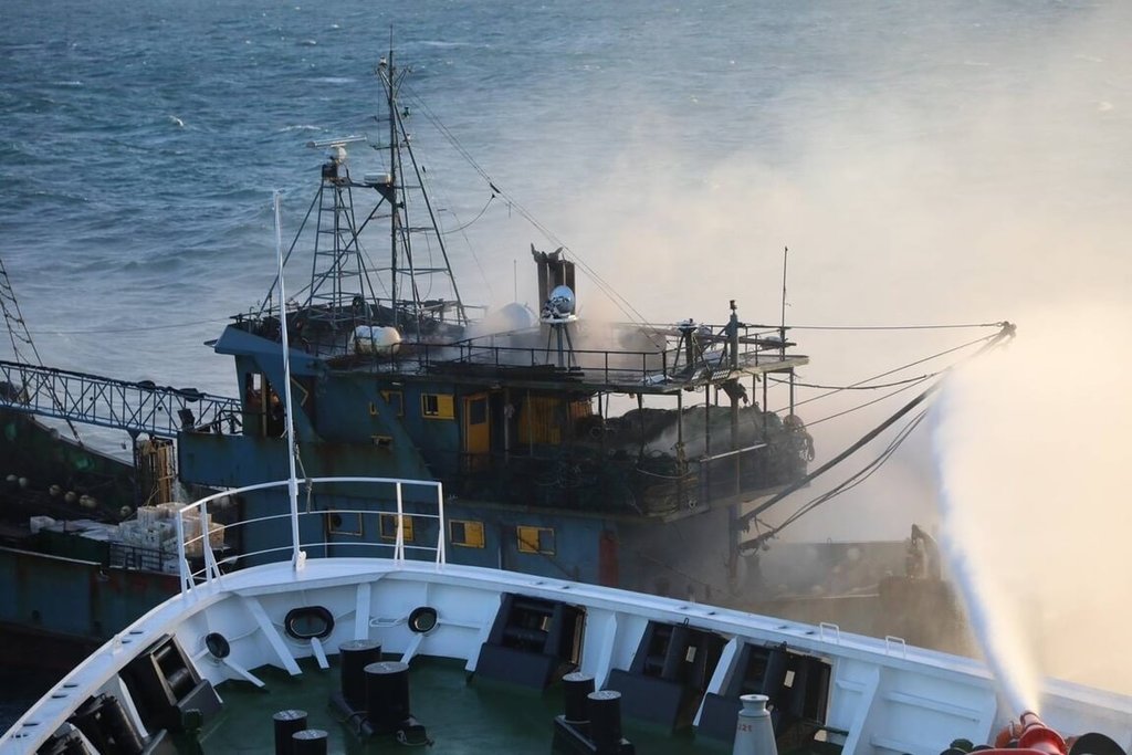 海巡署艦隊分署表示，一艘中國籍漁船15日下午在台北港西北方28浬處失火求救，新竹艦秉持人道救援無國界精神，第一時間趕赴現場協助滅火。（海巡署提供）中央社記者王鴻國傳真　114年11月16日