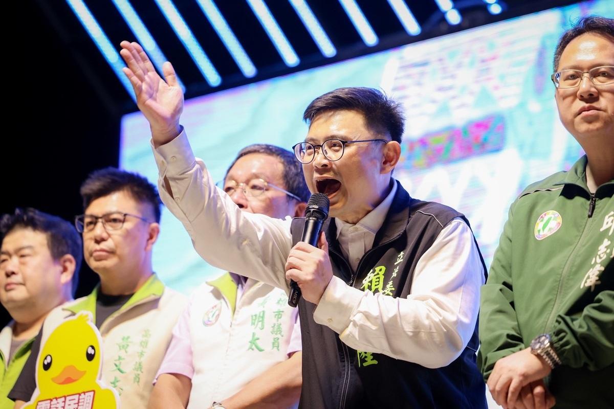 賴瑞隆(右二)強調，團結才能成就高雄、團結才能延續光榮，他將以實績與願景凝聚眾人成最大公約數，與高雄隊攜手打造更好的家園。 圖：賴瑞隆辦公室/提供