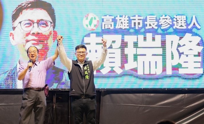 王瑞德(左)半年來第19次專程來高雄為賴瑞隆(右)加油打氣。 圖：賴瑞隆辦公室/提供