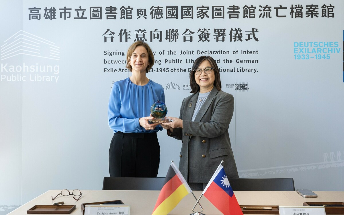 高市圖館長李金鴦（右）與德國國家圖書館流亡檔案館館長Dr. Sylvia Asmus（左）共同簽署MOU合作協議。 圖：高市圖提供
