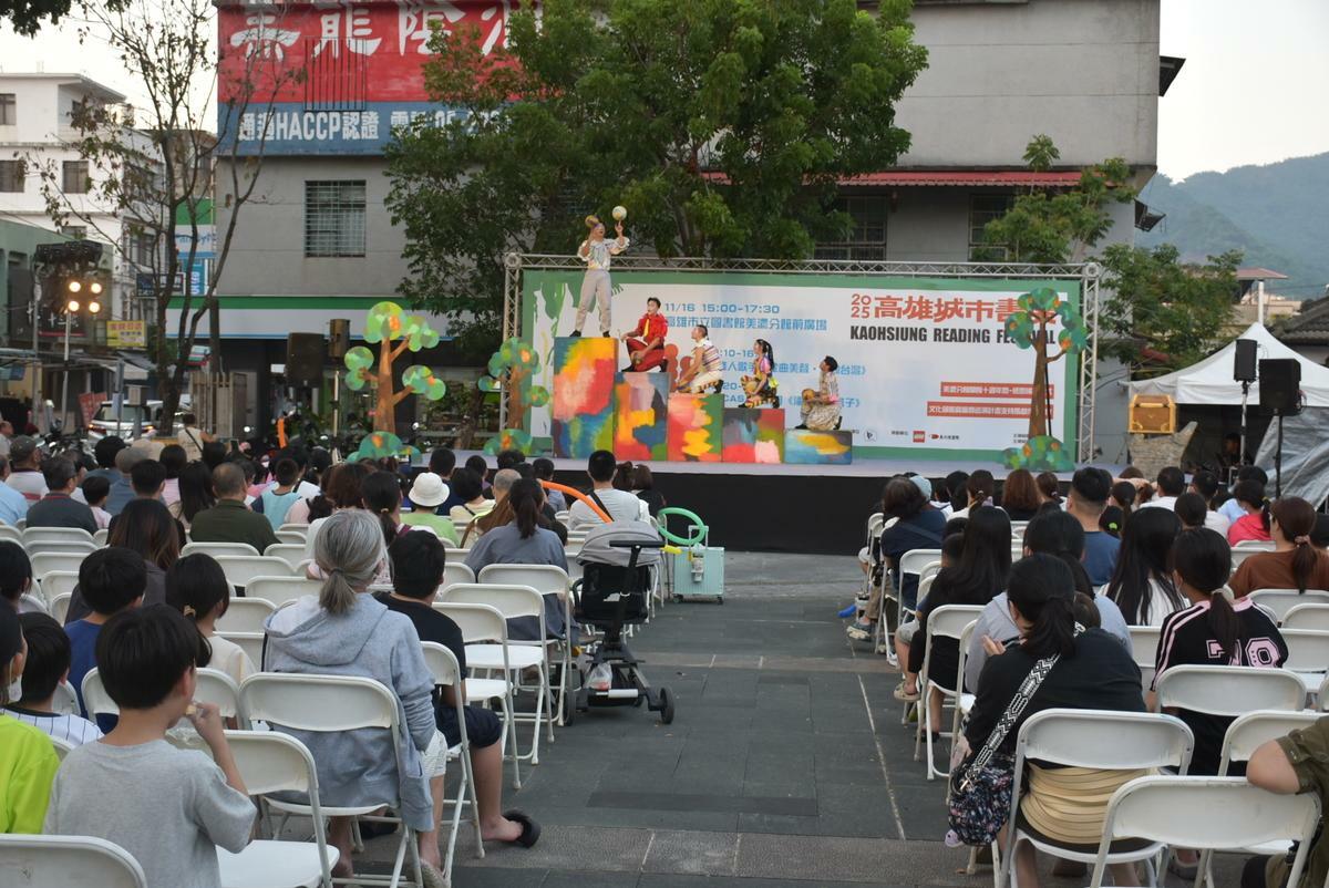 國際級「FOCASA馬戲團」為美濃分館開館十週年演出。 圖：孫家銘攝