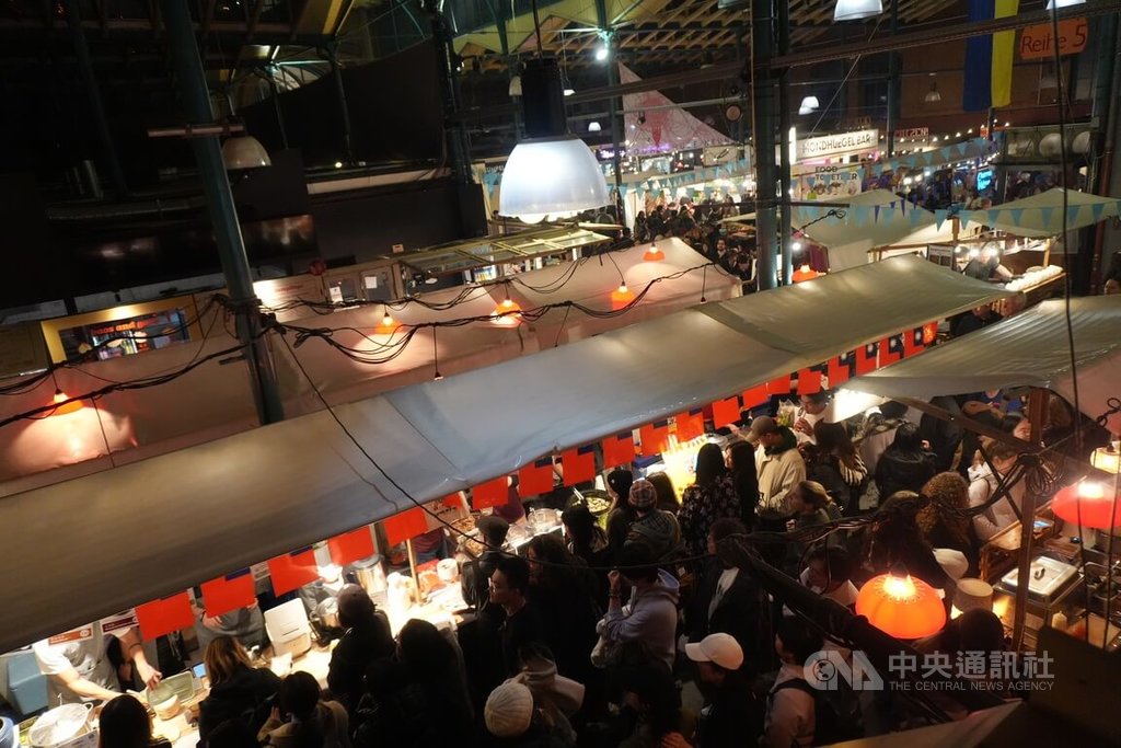 柏林自由週活動「台灣夜市」在九號市場登場，滷肉飯、豆花、大腸包小腸等台灣小吃吸引大批台僑與當地民眾排隊品嚐，市場兩側走道被擠得水泄不通，現場宛如縮小版台灣真實夜市。中央社記者林尚縈柏林攝　114年11月17日 圖：中央社提供