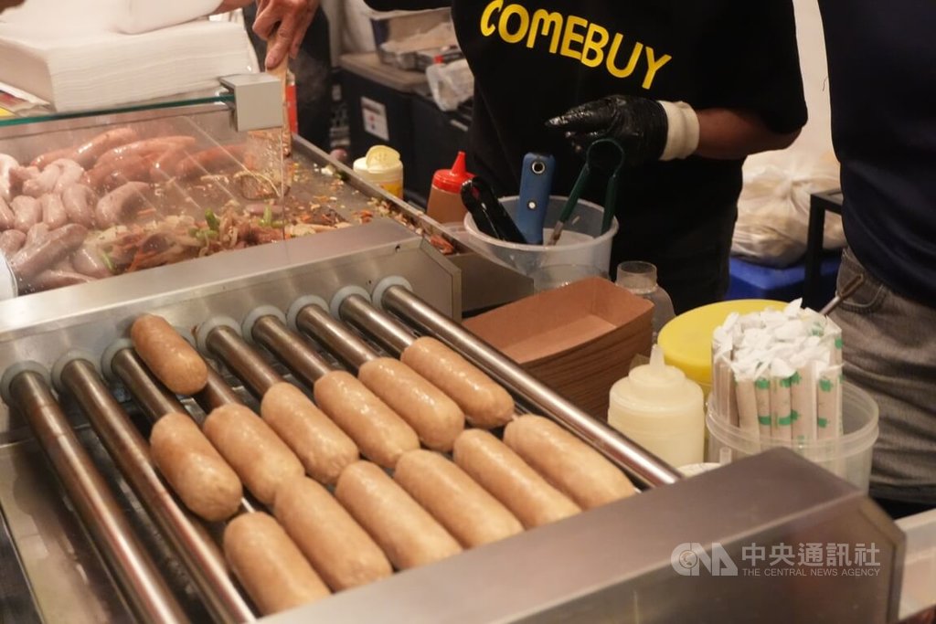 柏林台灣夜市大腸包小腸攤位受歡迎，不僅亞洲食客，歐洲人也喜愛。中央社記者林尚縈柏林攝　114年11月17日 圖：中央社提供
