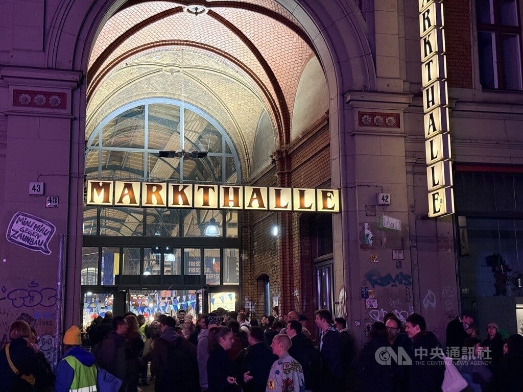 柏林九號市場在舉辦台灣夜市當天湧現大量人潮，這座建於19世紀工業革命時期歷史建築，是柏林最具代表性的傳統市場。中央社記者林尚縈柏林攝　114年11月17日 圖：中央社提供