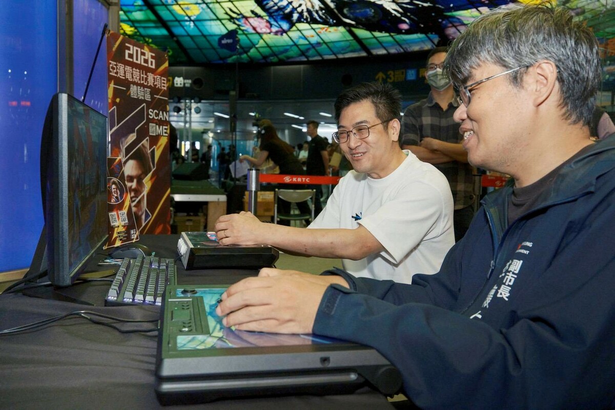 李懷仁(右)下場體驗多項亞運電競遊戲與 VR 沉浸式專區。 圖：高雄市青年局/提供