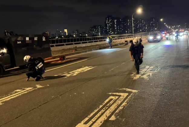 警方協助暫時性封閉道路，並同時協助撿拾硬幣。 圖：警方提供