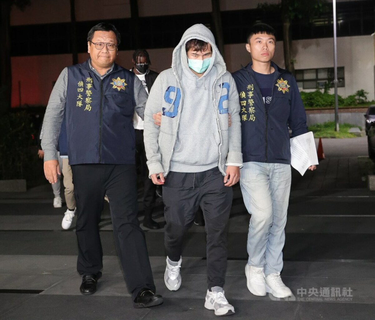前SBL裕隆隊球員柯旻豪（前中）因涉簽賭與打假球，士林地方法院17日判處其有7年有期徒刑。（中央社檔案照片）