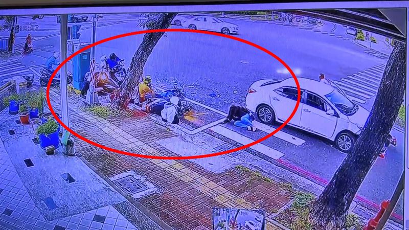 車輛失控撞向待轉區，8台機車全被撞倒。 圖：警方提供