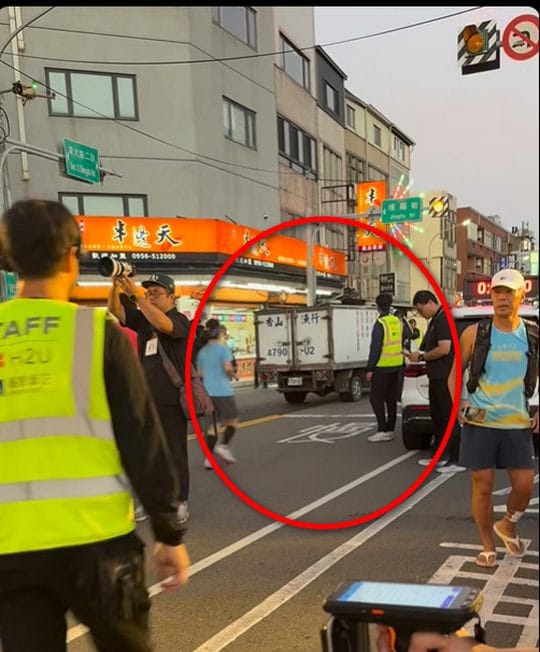 劉彥伶指出，交管出差錯，演變成讓跑者「肉身」擋車，代理市長邱臣遠未親自到場，若有人員因此受傷，誰來負責？ 圖：取自劉彥伶臉書