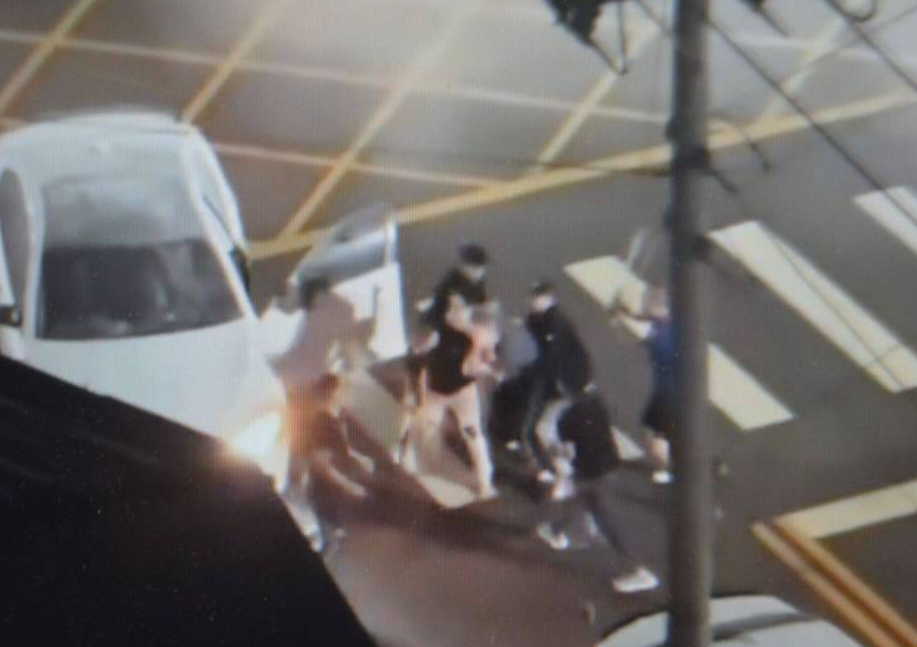 趙男等人持球棒圍毆上前理論的陳姓住戶。 圖：翻攝畫面