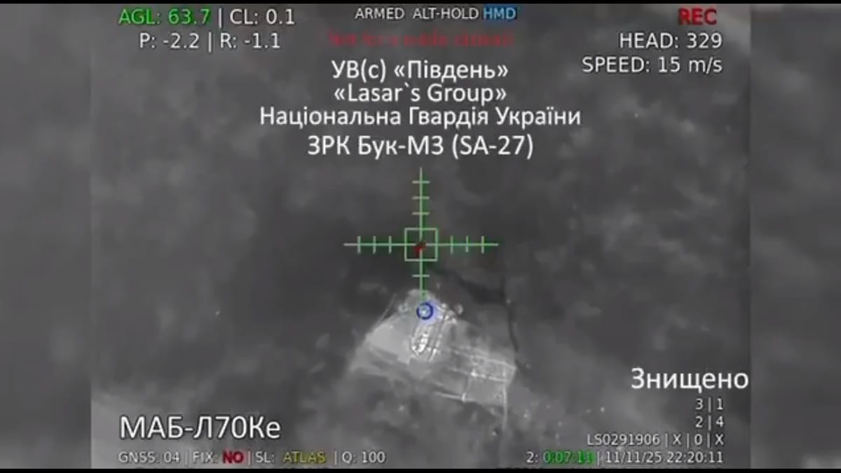 前線烏軍部隊也持續透過無人機投擲炸彈的方式，炸毀俄軍的重要軍事設備。 圖：擷取自 @NOELreports X 分享影片