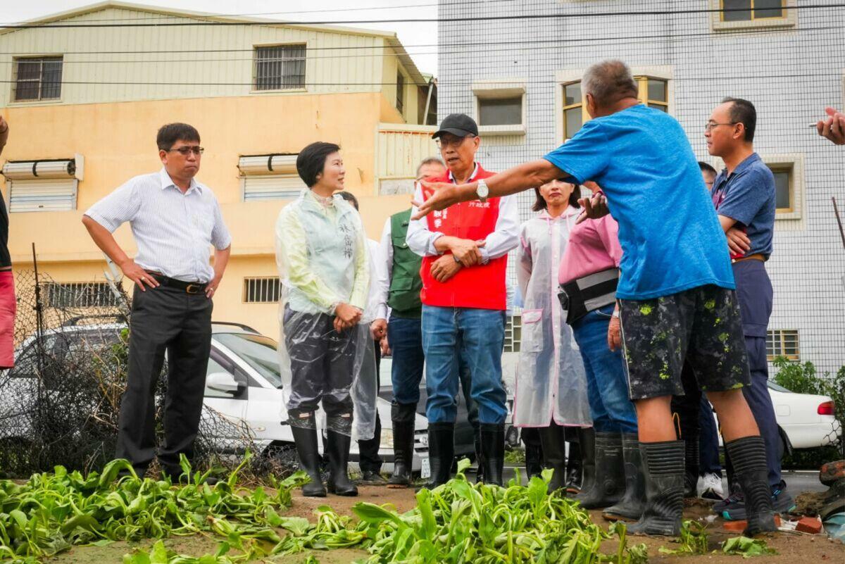 林岱樺(左二)強調，治水不能只靠公共工程，更要協助每一戶在第一線具備防災能力，讓居民能在大雨來臨前即時自主防護，減少家戶損失。 圖：林岱樺辦公室/提供