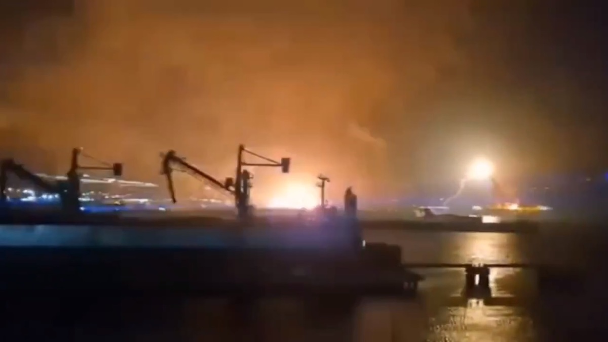 烏軍近期針對俄羅斯的新羅西斯克市發起打擊，並摧毀位於該市的石油碼頭。 圖：擷取自 @nexta_tv X 分享影片