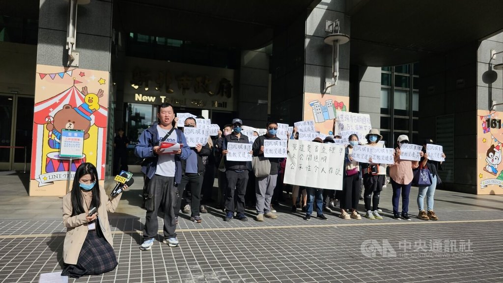 瓦城集團中和工廠將遷至桃園市中壢，有員工質疑距離過遠且資遣費審查標準未公開透明，多名員工17日到新北市政府前陳情。中央社記者王鴻國攝  114年11月17日