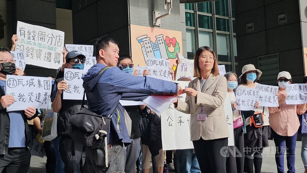 瓦城泰統集團位於中和的工廠將搬遷中壢，多名員工質疑距離過遠且資遣費審查標準未公開透明，17日到新北市政府陳情，勞工局代理科長蕭慧敏（前右）接下陳情書。中央社記者王鴻國攝　114年11月17日