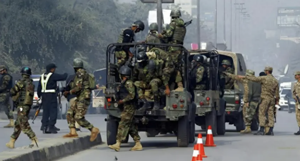 巴基斯坦軍方近日開始在戰略公路上大規模調動大量裝甲車隊，全國進入高度警戒狀態。 圖：翻攝自 矚望雲霄