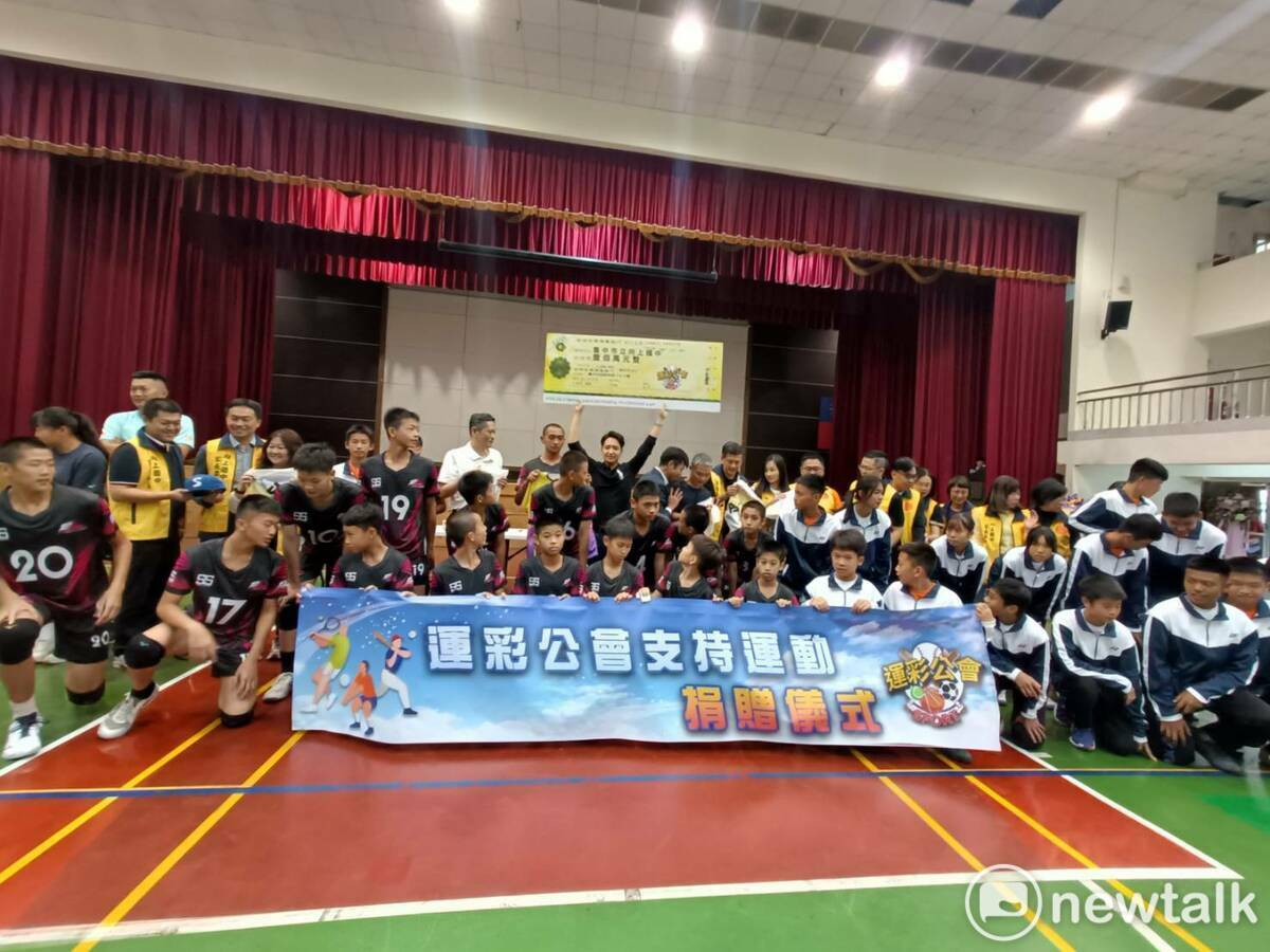 全國運彩公會理事長何昱奇兌現「全民普發現金1萬元」愛心承諾，響應立法委員羅廷瑋「以運動回饋教育」的倡議，號召全台運彩公會會員與運彩經銷商，共同響應捐贈台中市立向上國中3年總額新台幣200萬元運動發展基金。 圖：唐復年/攝