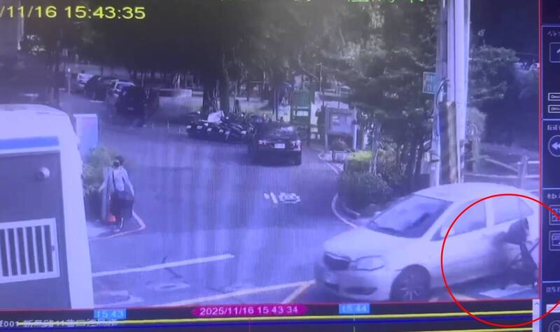 新北市新店區昨日，1輛轎車未禮讓行人擦撞嬰兒車，駕駛未下車察看並加速離去。 圖：翻攝畫面