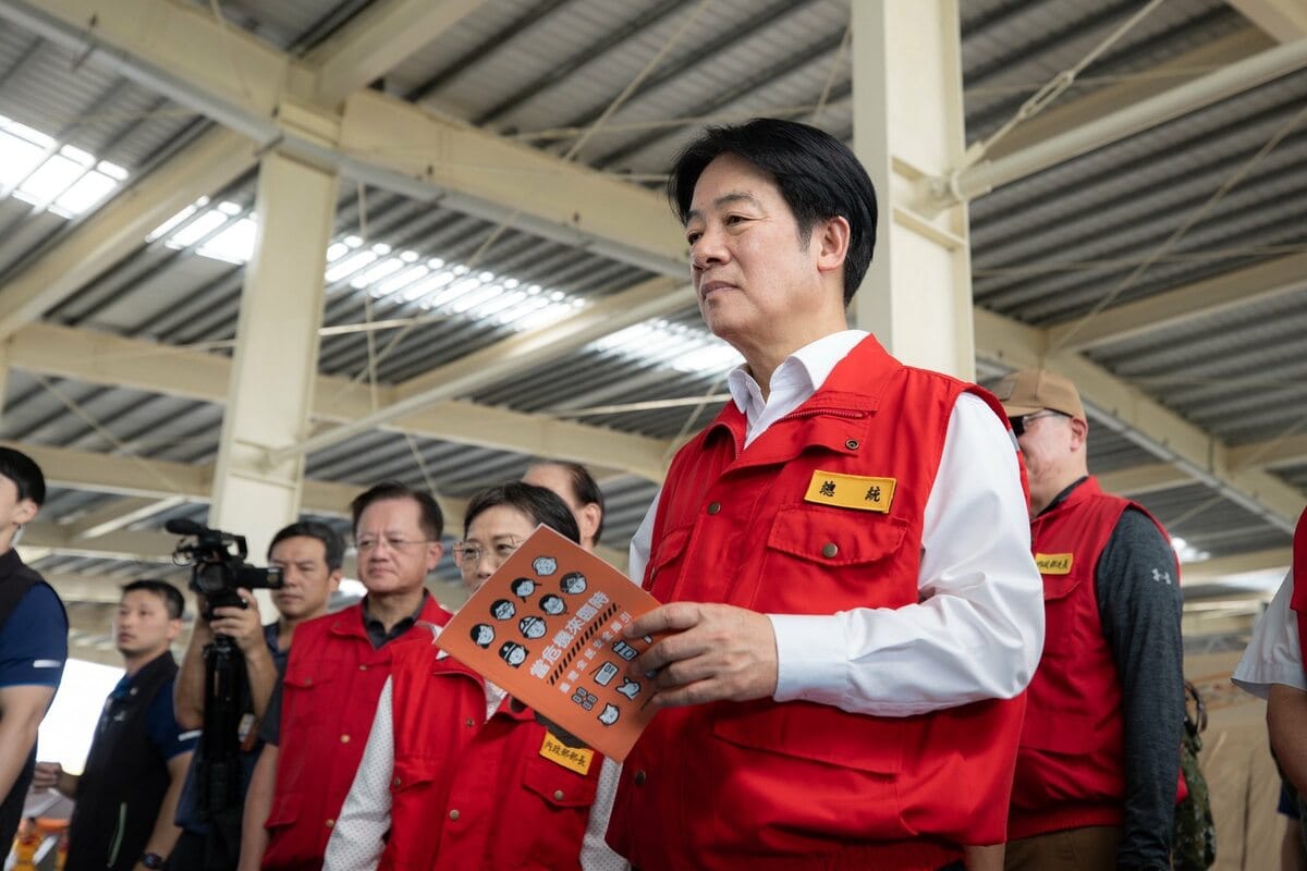 賴清德推動全社會防衛韌性，手拿《台灣全民安全指引》。 圖：翻攝自賴清德臉書